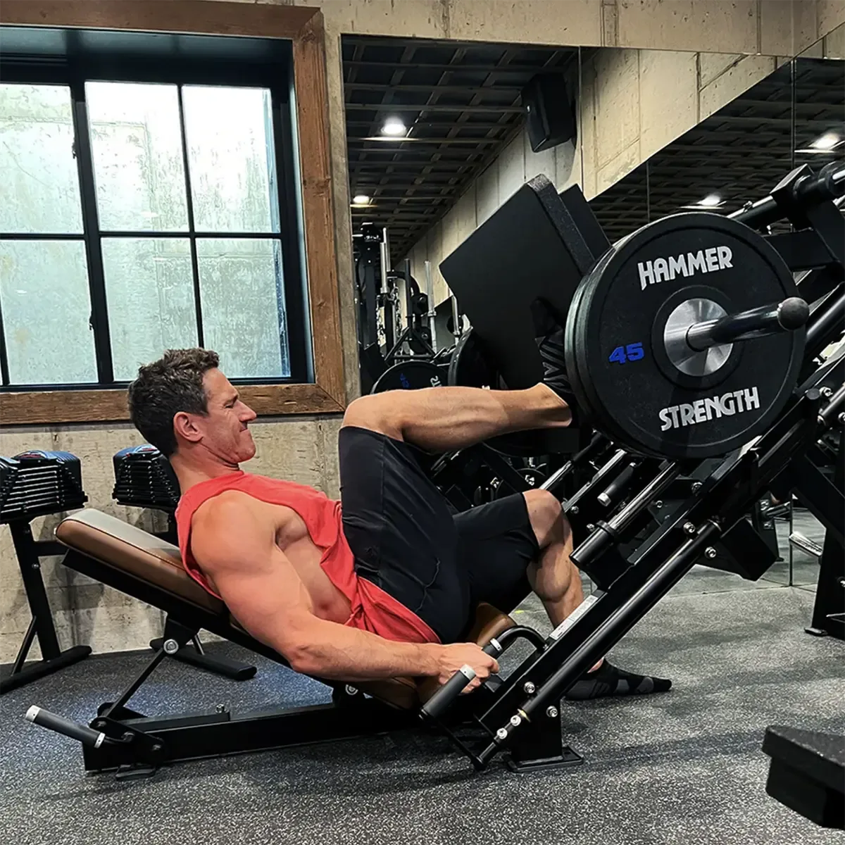 Plate-loaded leg press machine with linear bearing movement